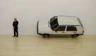 Das Objekt Disziplin der Subjektivität aus dem Jahr 2009 auf der Münchner Ausstellung des österreichischen Künstlers Erwin Wurm. Die Schau ist noch bis Ende Januar zu sehen. Foto: ddp