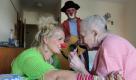 Karina Esche (l.) vom Verein Clownsnasen e. V. unterhaelt sich am Donnerstag (19.08.10) in einem Altenheim in Markranstaedt bei Leipzig mit der einhundertjaehrigen Seniorin Johanna Straube, waehrend Uwe Schuetz musiziert. Doch das Betaetigungsfeld der Clowns Karina Esche alias Flotti Lotti und Bjoern Mueller, der als Macchiato auftritt, ist nicht das Zirkuszelt oder die Buehne. Vielmehr sind die beiden Mitglieder des Leipziger Vereins Clownsnasen in Kliniken und Pflegeeinrichtungen unterwegs und versuchen, kleinen und grossen Patienten Zuwendung zu geben, ihnen Linderung zu verschaffen, sie zumindest fuer eine gewisse Zeit aus dem Klinik- oder Pflegealltag zu entfuehren. (zu ddp-Text) Foto: Sebastian Willnow/ddp *** Local Caption *** 21.08.10 Foto: ddp
