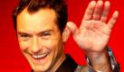 Der britische Schauspieler Jude Law posiert auf dem Roten Teppich bei der Premiere seines aktuellen Films Sherlock Holmes in Tokio für die Fotografen.  Foto: ap