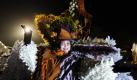 Eine als «Vogelfrau» verkleidete Darstellerin posiert in Dresden beim Aufbau der Weihnachts- und Erlebniswelt «1000 Funkel - Die Funkelstadt». Auf mehr als 15.000 Quadratmetern Fläche sollen riesige Erlebniswelten und spektakuläre Inszenierungen zu einem wundervollen Gesamterlebnis verschmelzen. Foto: dapd