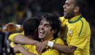 Brasilien, wie es feiert und lacht - dieses Trio spielt einen der schönsten Angriffe der WM: Kaka (Mitte) und Robinho (rechts) bereiteten den herrlichen Treffer zum 2:0 durch Luis Fabiano vor. Foto: ap