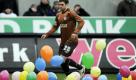 Ungwöhnliches Fußballspiel auf St. Pauli: Vor dem Spiel gegen Borussia Mönchengladbach entfernt St. Paulis Moritz Volz Luftballons vom Spielfeld. Foto: ddp