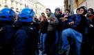Studentische Protestierende geraten mit der Polizei im Rahmen einer Demonstration in Rom aneinander. Foto: dpa