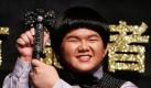 Der taiwanesische Sänger Lin Yu-chun, auch Jimmy Lin genannt, zeigt bei einem Werbetermin zu seinem ersten Album It's My Time in Taipei sein ausgefallenes Mikro. Entdeckt wurde der Ausnahmesänger Anfang dieses Jahres in der natioalen Sendung Avenue to Stardom (Straße zum Erfolg). Im Internet verbreitete sich das Video seines Auftritts blitzschnell. Verglichen wird der junge Mann mit Susan Boyle, die es in Großbritannien schaffte, die Herzen der Menschen zu gewinnen. Foto: ap