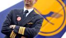 Ein Lufthansa-Pilot demonstriert am Montag (22.02.2010) am Flughafen in Frankfurt am Main. Grund für die Flugausfälle ist ein Streik der Lufthansa-Piloten in dessen Folge mit erheblichen Störungen im Flugverkehr gerechnet wird. Der Tarifstreik könnte sich zum größten Streik in der Geschichte der deutschen Luftfahrt entwickeln. Foto: Marius Becker dpa/lhe +++(c) dpa - Bildfunk+++ Foto: dpa
