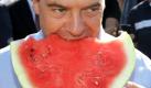 Russlands Präsident Dimitri Medwedew lässt sich beimBesuch eines Bauernhofs in Saratow eine Wassermelone schmecken. Der Ort liegt etwa 700 kilometer südöstlich von Moskau. Foto: ap