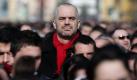Von wegen in der Menge verstecken ... Edi Rama, Führer der Opposition in Albanien, überragt bei einem Protestzug in Tirana seine Mitdemonstranten um Haupteslänge. Foto: Armando Babani Foto: dpa
