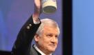Das ist kein Tsunami, das ist nur eine Westerwelle: Der CSU-Vorsitzende und bayerische Ministerpräsident Horst Seehofer schießt sich beim diesjährigen Aschermittwoch ganz auf seinenFreund Guido (Westerwelle), demParteichef der FDP, ein. Dieser hatte wegen der Koalitionsquerelen zwischen FDPund CSU angedroht, er könne auch anders. Foto: dpa