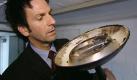 Betrug oder echter Schadensfall? Versicherungsdetektiv Patrick Hufen untersucht ganz genau, warum diese Lampe kaputt gegangen ist. Er erklärt, mit welchen Tricks sich manche Leute Versicherungsgeld erschleichen wollen. Foto: RTL