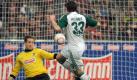 In der 28. Minute brachte Patrick Helmes den VfL Wolfsburg beim Auswärtsspiel in Freiburg mit 1:0 in Führung. Foto: dpa