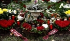 Blumen und Grablichter schmücken auf dem Ostfriedhof in München das Grab des Sängers Rex Gildo, der mit bürgerlichem Namen Ludwig Franz Hirtreiter hieß. Der Schauspieler und Schlagersänger Rex Gildo war vor zehn Jahren am 26. Oktober 1999 an den Folgen eines Sturzes aus einem Fenster im zweiten Stock seiner Wohnung in München gestorben. Foto: ddp