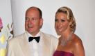 Monacos Fürst Albert II. und seine Frau Prinzessin Charlène beim Rot-Kreuz-Ball. Foto: dpa