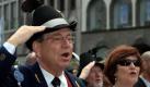Bayerns Wissenschaftsminister Thomas Goppel und die bayerische Sozialministerin Christa Stewens (beide CSU) singen am Sonntag (04.05.2008) auf dem Marienplatz in München (Oberbayern) beim Patronatstag der Bayerischen Gebirgsschützen die Bayernhymne. 3700 Mann aus 47 Gebirgsschützen-Kompanien versammelten sich zu Ehren der Patrona Bavariae, der Gottesmutter. Foto: Frank Mächler dpa/lby +++(c) dpa - Bildfunk+++ Foto: dpa