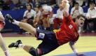 Julen Aguinagalde macht einen Punkt für die spanische Mannschaft - mit einigem Körpereinsatz - im Zweitrundenmatch gegen Polen bei der Handball-Europameisterschaft im österreichischen Innsbruck. Foto: AP