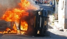 In der Stadt Solola in Guatemala brennt ein Polizeiwagen aus. Der angebliche Mord an einem Busfahrer hat auf den Straßen der Stadt zu Unruhen und Lynchaktionen geführt. Foto: ap