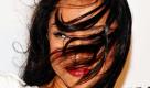 Mit dem Wind zu kämpfen hat die Sängerin Sade Adu, als sie auf dem Keep A Child Alive Black Ball am Hammerstein Ballroom in New York eintrifft. Die Benefizveranstaltung sammelt spenden für die medizinische Versorgung bedürftiger Kinder. Foto: dapd