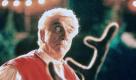 Ein Weihnachtsmann, der nicht weiß, dass er der Weihnachtsmann ist. Das sorgt in der Komödie Hallo, ich bin der Weihnachtsmann mit Leslie Nielsen in der Hauptrolle für reichlich Verwirrung. Der leidet nach einem Sturz aus dem Himmel unter Amnesie. Ob es da Geschenke für die Kinder gibt? Foto: ddp images