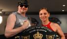 Der Moderator Stefan Raab und die Boxerin Regina Halmich posieren am Donnerstag (29.03.07) bei einer Pressekonferenz zur 'Fight Night' in Koeln. Am Freitag (30.03.07) wird Raab unter dem Motto 'Rueckkehr der Killerplauze' gegen Weltmeisterin Halmich boxen. Foto: ddp