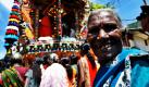 Eine sri-lankische Frau lächelt bei einer feierlichen Hindu-Prozession in Colombo in die Kamera des Fotografen. Das Fest ist dem hinduistischen Gott Govinda gewidmet  namentlich der Beschützer der Kühe. Foto: ap
