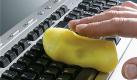 ... ist hingegen Cyberclean. Das Gel lässt sich durch Handwärme flexibel machen und dringt in jede Ritze einer Tastatur. Keine Chance für Krümel und Staub. Foto: megagadgets.de