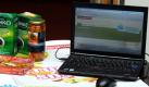 Zwei Päckchen Onko-Kaffee, ein Glas Kalbswürstchen und eine Packung Country Chicken liegen  in Berlin nach einer Pressekonferenz neben einem aufgeklappten Laptop auf einem Plakat mit der Aufschrift Lebensmittel Klarheit - Mehr versprochen als gehalten. Verbraucherschutzministerin Aigner hatte zuvor den Start des Internetportals Lebensmittelklarheit.de bekannt gegeben. Foto: dpa