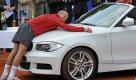 Nikolai Dawydenko freut sich nicht nur über seinen Turniersieg in München, sondern auch über ein neues BMW 1er Cabrio. Im Finale der BMW Open besiegte er Florian Mayer mit 6:3, 3:6, 6:1. Vor der Jungfernfahrt mit seinem Zusatzgewinn zog er brav die Schuhe aus, um es nicht zu beschmutzen. Foto: dapd