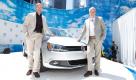 Dort präsentierten VW-Designer Klaus Bischoff (links) und Stefan Jacoby, Präsident von VW Nordamerika, stolz das neue VW-Baby. Foto: pi