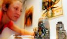 Das ist bayerische Kultur: Eine Museumsmitarbeiterin platziert Bierkrüge auf der neuen Ausstellung 200 Jahre Oktoberfest in München. Die Ausstellung im Stadtmuseum öffnet morgen ihre Pforten und kann noch bis zum 31. Oktober bestaunt werden. Foto: ap