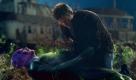 Hal Jordan (Ryan Reynolds) findet einen Sterbenden mit lila Haut. Der steckt ihm einen Ring an den Finger und murmelt etwas von auserwählt und einer Laterne bevor er seinen letzten Atemzug nimmt. Mit Green Lantern hat Regisseur Martin Campbell die gleichnamigen Comics aus dem Hause DC Comics verfilmt. Foto: Warner