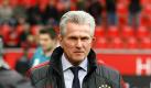 Trainer Jupp Heynckes scheint mit seinem Latein am Ende zu sein. Foto: Roland Weihrauch Foto: dpa
