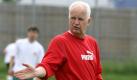 Der Cheftrainer der weißrussischen Fußball-Nationalmannschaft, Bernd Stange, gestikuliert am Freitag (23.05.2008) beim Training auf dem Gelände der Sportschule Nellingen/Ruit bei Stuttgart. Am 27. Mai 2008 findet das Länderspiel Deutschland - Weißrussland im Kaiserslauterer Fritz-Walter-Stadion statt. 
 Foto: dpa