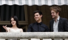 U.S. actors, Kristen Stewart, left, and Taylor Lautner with British actor Robert Pattinson, right, smile to fans as they promote their film The Twilight Saga: New Moon, in Paris, Tuesday, Nov. 10, 2009. (AP Photo/Christophe Ena) Foto: ap