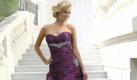 Ein Traum in Purple: Dieses Duchessekleid von Ladybird besteht aus figurbetontem Oberteil und üppig ausladendem Unterteil. Unter ladybird.nl finden Sie Bezugsadressen. Preis auf Nachfrage. Foto: Ladybird