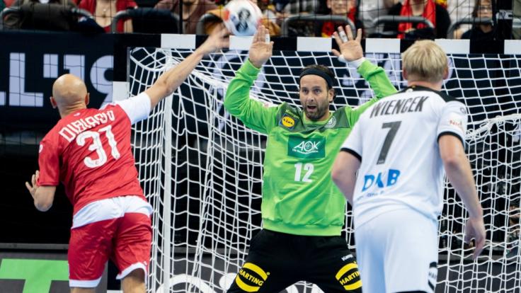 Deutschlands Torhüter Silvio Heinevetter (M) gegen Russlands Timur Dibirow.