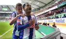 Berlin feiert in Wolfsburg: Herthas Raffael (rechts) jubelt mit seinem Kollegen Maik Franz über seinem Treffer zum 1:0. Foto: dapd