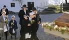 Die Amishgemeinde trägt ihr totes Gemeindemitglied John zu Grabe. Der junge Mann wurde in einer Kirche erschlagen aufgefunden. Foto: ZDF