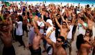 Junge Menschen feiern den Ferienbeginn der Frühlingsferien am Strand der mexikanischen Stadt Cancún. Für US-amerikanische Jugendliche ist Cancún eine Partyhochburg wie Ibiza oder Mallorca für Jugendliche aus Europa. Foto: ap