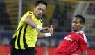 Lucas Barrios (links) war nicht nur in dieser Situation schneller als Zé Roberto und die anderen HSV-Spieler. Der BVB-Stürmer erzielte in der 70. Minute das 2:0. Es war sein siebtes Saisontor. Foto: dpa