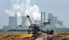 Immer wieder in der Kritik steht Vattenfall. Der Energieversorger warb in Januar unter dem Slogan Hamburg tankt grünen Strom für Elektrosprit, produziert aber laut Greenpeace nur etwa zwei Prozent Strom aus erneuerbaren Energien. Dem widerspricht Unternehmenssprecher Steffen Herrmann. Demnach werde der Elektrosprit aus Wasserkraft gespeist. Der Hauptvorwurf der Umweltschützer:Mehr als 90 Prozent der Vattenfall-Energie kommt aus der Kohle. Dazu Herrmann:Mit der neuartigen CCS-Technologie werde CO2 noch im Kraftwerk abgeschieden und verflüssigt. Doch auch CCS ist umstritten. Foto: dpa