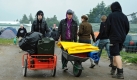 Bilanz: Insgesamt besuchten 142.000 Musikfans die beiden dreitgigen Festivals. Nur die wenigsten davon machten sich aber zu Fu und mit Schubkarren auf den Heimweg. Foto: ddp
