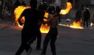 Im Bahrain bewerfen jugendliche Demonstranten Polizisten mit Brandsätzen. Seit Monaten kommt es in dem Königreich zu Massenprotesten von Oppositionellen, die für mehr Demokratie eintreten. Foto: Mazen Mahdi Foto: dpa
