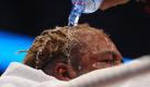 Der us-amerikanische Boxer Shannon Briggs sitzt in seiner Ringecke im WM-Kampf gegen den ukrainischen Boxer Vitali Klitschko in der O2 World in Hamburg.  Foto: dpa
