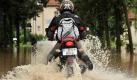 Ein Motorradfahrer durchfährt den überschwemmten Uferbereich der Würschnitz im Chemnitzer Ortsteil Klaffenbach. Foto: dpa
