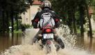 Ein Motorradfahrer durchfährt den überschwemmten Uferbereich der Würschnitz im Chemnitzer Ortsteil Klaffenbach. Foto: dpa