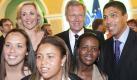 Bundespräsident Christian Wulff und seine Frau Bettina (2. von links) haben bei ihrem Brasilienbesuch bereits den ehemaligen Bundesliga-Profi Giovane Elber (rechts) und Spielerinnen einer Fussball-Mannschaft getroffen. Wulff besucht vom 30. April bis 8. Mai die südamerikanischen Länder Mexiko, Costa Rica und Brasilien. Foto: dapd