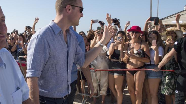 Prinz William bekam bei seinem Aufenthalt in Israel leicht bekleidete Bikini-Schönheiten zu sehen.