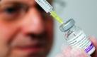 Der Arzt Markus Fritz vom Gesundheitsamt der Stadt Frankfurt bereitet eine Impfstoffdosis des Mittels Pandemrix gegen Schweinegrippe vor. In zahlreichen Bundesländern begann die Impfung gegen Schweinegrippe.
 Foto: ddp