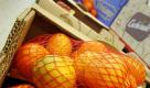 Schon mehrfach geriet Lidl in die Schlagzeilen, weil die Pestizidbelastung von Obst und Gemüse aus den Supermärkten zu hoch war. Greenpeace veröffentlichte 2005 Zahlen, nach denen bei Lidl ein Drittel aller getesteten Obst- und Gemüsewaren stark mit Pestiziden belastet waren. Das waren mehr als bei allen anderen deutschen Supermärkten. Foto: dpa