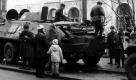 Bei den Kämpfen kommt auch schweres militärisches Gerät zum Einsatz, so wie dieser Panzer. Wie viele Menschen in den Wirren 1989 getötet wurden, ist bis heute unklar. Foto: flickr/[sic!]ut.at