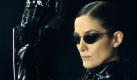 Aggressiver Sexappel in Lack und Leder zeigt Carrie-Anne Moss als Trinity in der Matrix-Reihe. Trinity zeigt Köpfchen und macht auf Unnahbare - mit diesem verführerischen Cocktail bringt sie nicht nur Neo (Keanu Reeves) in Wallung. Foto: Warner
